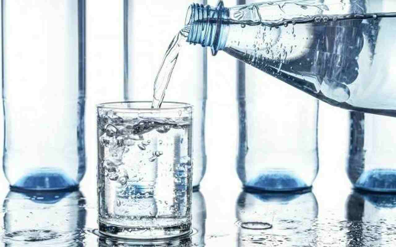 Acqua frizzante: cosa succede se la beviamo ogni giorno